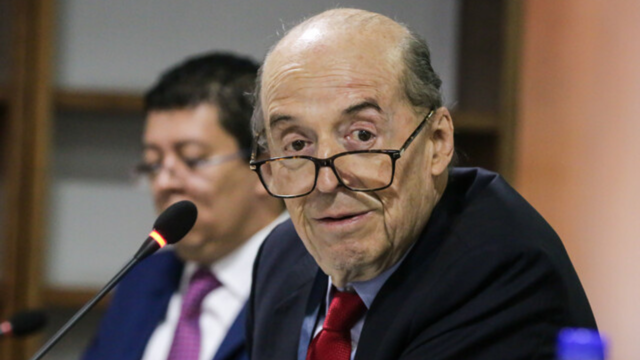 Imagen principal del artículo 'Caso pasaportes: Fiscalía imputará cargos al excanciller Álvaro Leyva por el delito de prevaricato'