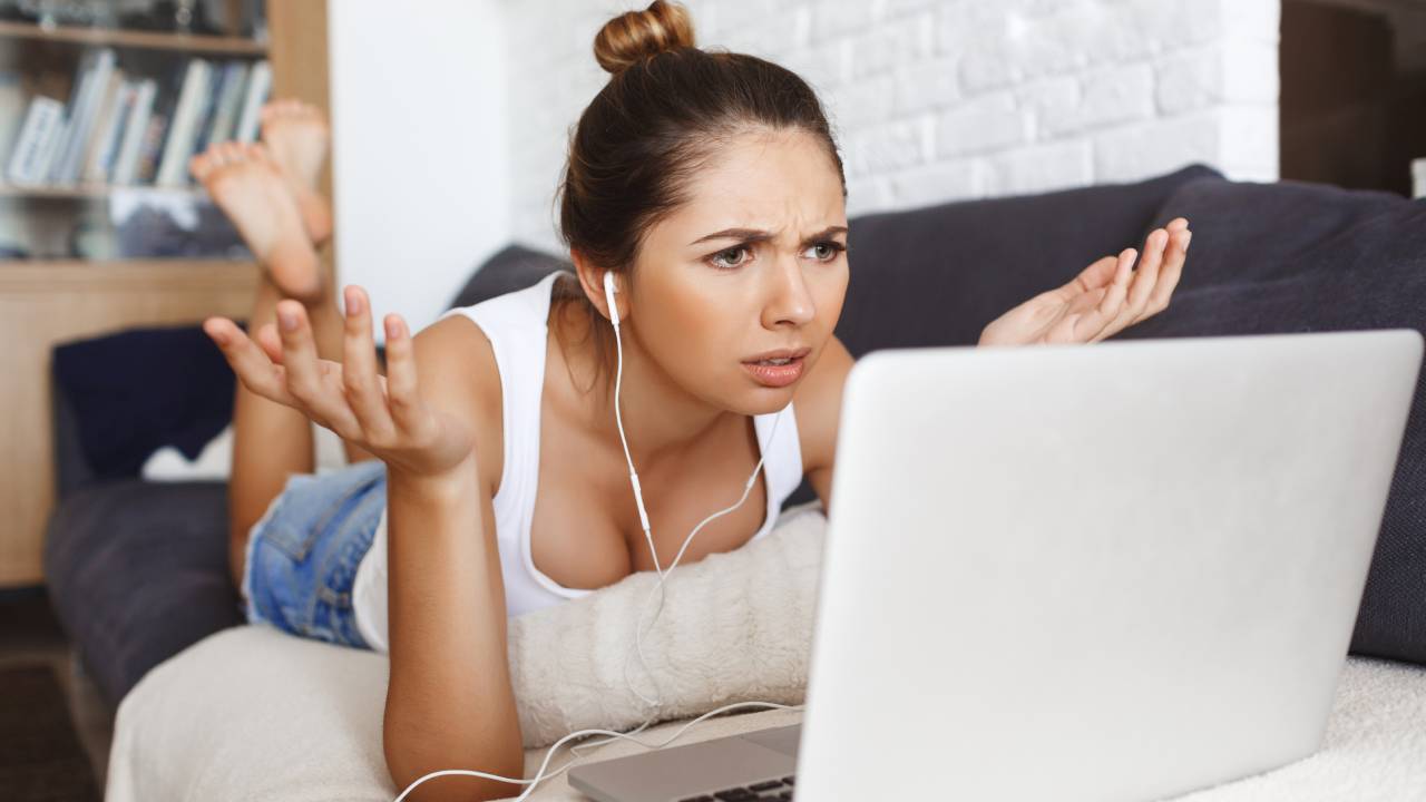 Millones de usuarios en todo el mundo reportaron fallas en aplicaciones y servicios digitales tras la interrupción de Amazon Web Services. Crédito: Freepik