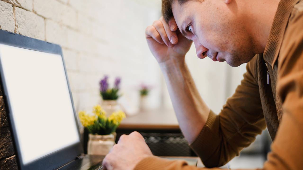 Aplicaciones financieras, redes sociales y servicios en línea presentaron errores simultáneos debido a la caída global. Crédito: Freepik