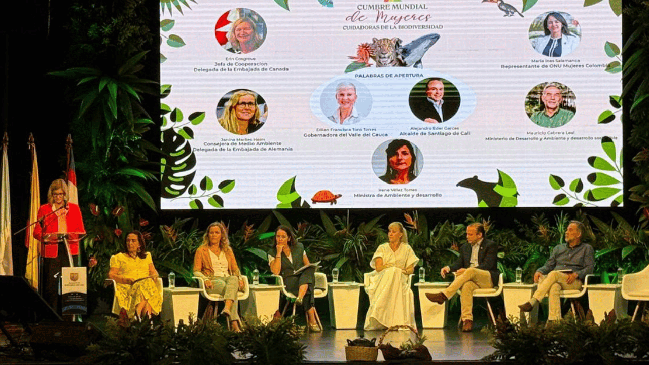Acto inaugural de la Cumbre de Mujeres Cuidadoras en el Teatro Municipal de Cali.