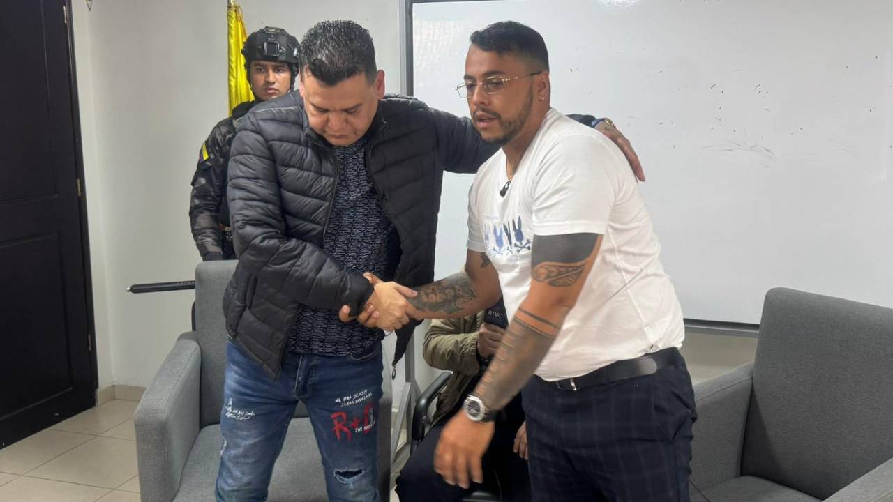 Jorge Eliécer Castor Díaz y Digno José Palomino, líderes de Los Costeños y Los Pepes, sellaron la tregua con un apretón de manos en la cárcel La Picota, en Bogotá.

Crédito foto: X: @HOLLMANMORRIS
