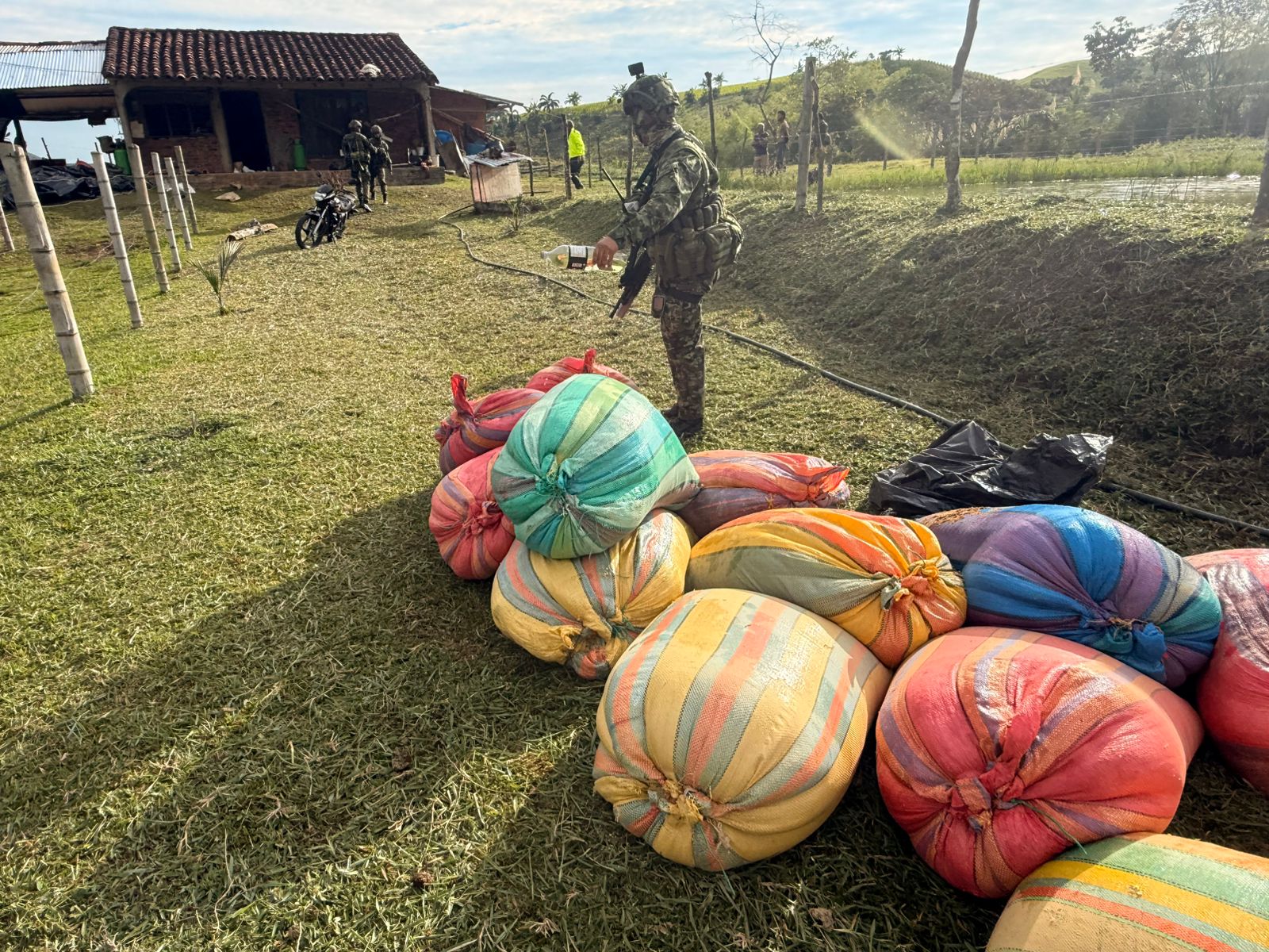 Escondida en una vivienda en zona rural de Santander de Quilichao, Cauca,  fueron encontradas más de dos toneladas de coca lista para salir del país.
Foto: Ejército Nacional