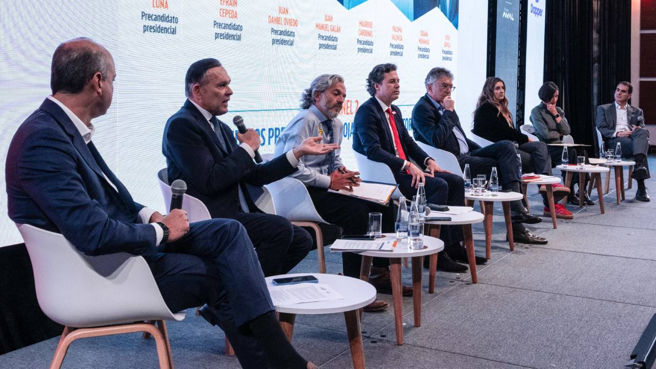 Los precandidatos presidenciales han presentado propuestas divergentes para enfrentar el déficit energético y la transición del sector. Foto: ANIF