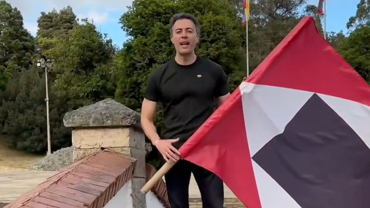 El aspirante a la Presidencia por el Pacto Histórico, Daniel Quintero, en el Puente de Boyacá con la bandera. Foto: Captura de video.