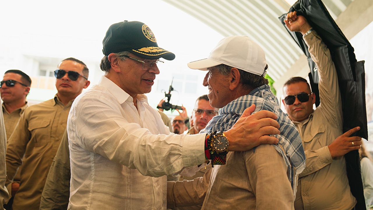El presidente Petro saluda a Walter Mendoza, comandante de la Coordinadora Nacional Ejército Bolivariano (CNEB), en Puerto Asís, Putumayo. Foto: Presidencia.
