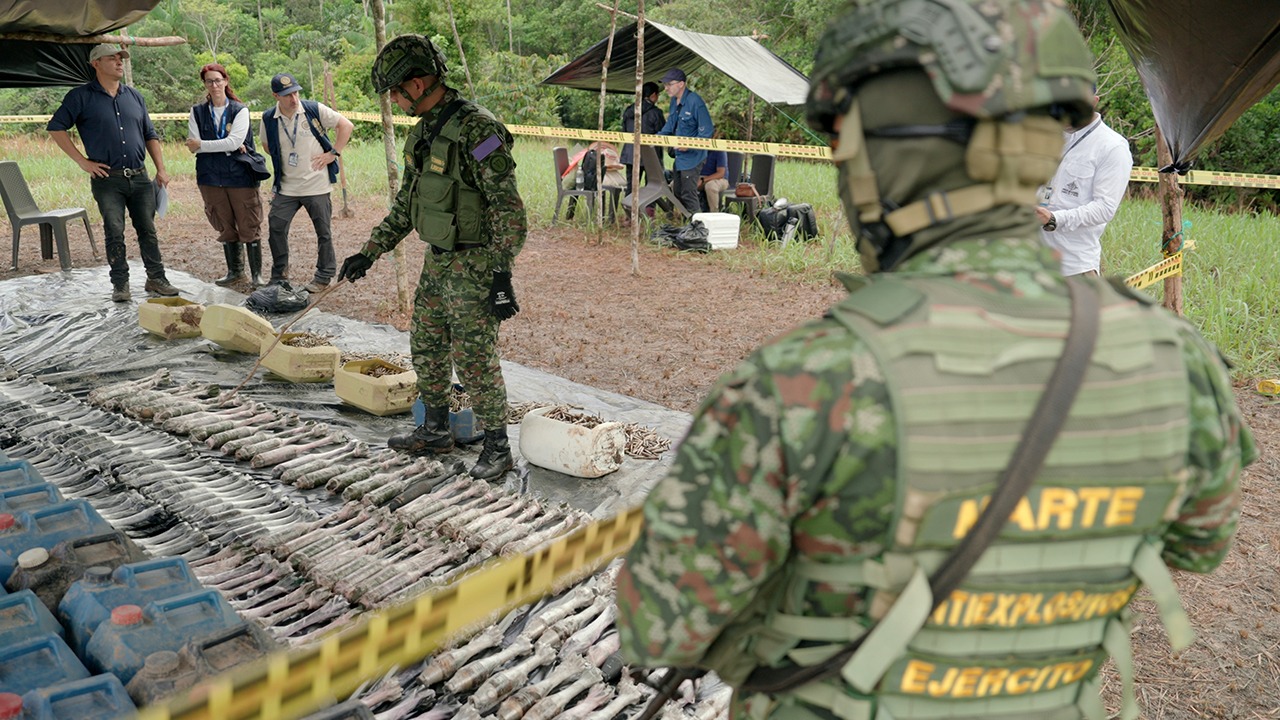 El capitán Jonathan Chaparro, comandante del Grupo Marte del Ejército Nacional dio la orden de la destrucción del material bélico. Foto: Presidencia.