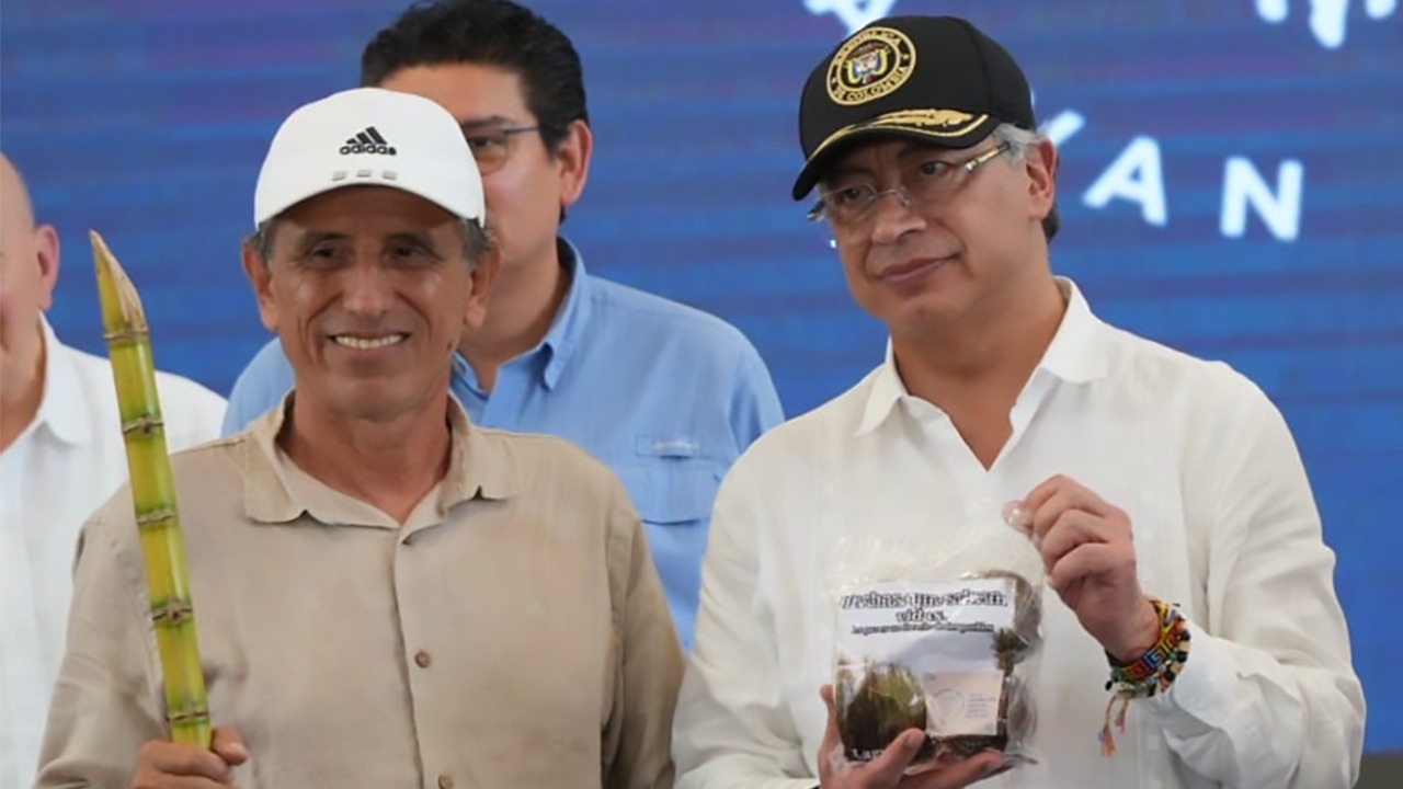 Walter Mendoza, comandante de la Coordinadora Nacional Ejército Bolivariano (CNEB), y Gustavo Petro, presidente de la República. Foto: Presidencia.