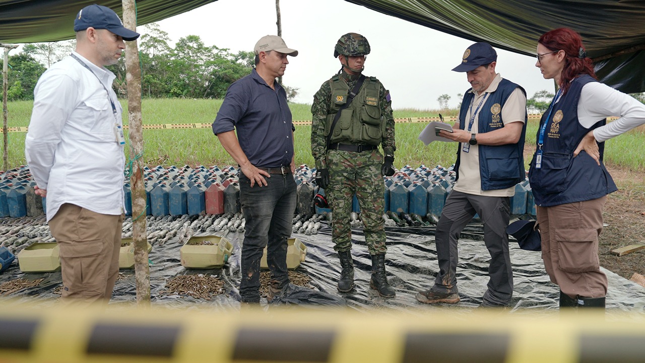 La entrega y destrucción del material bélico contó con el acompañamiento de la Misión de Apoyo al Proceso de Paz en Colombia de la Organización de los Estados Americanos (MAPP-OEA) y de la Procuraduría General de la Nación. Foto: Presidencia.