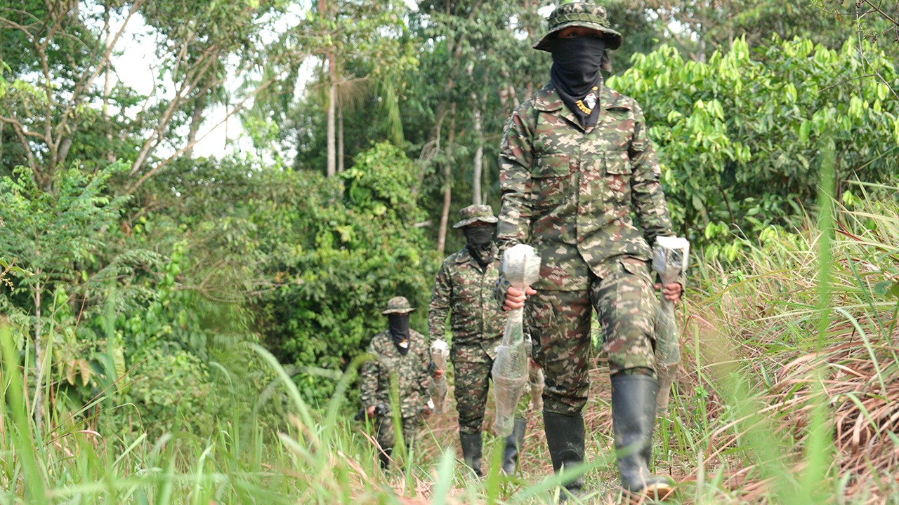 Hombres de la Coordinadora Nacional Ejército Bolivariano (CNEB) con el material bélico para destruir. Foto: Presidencia.