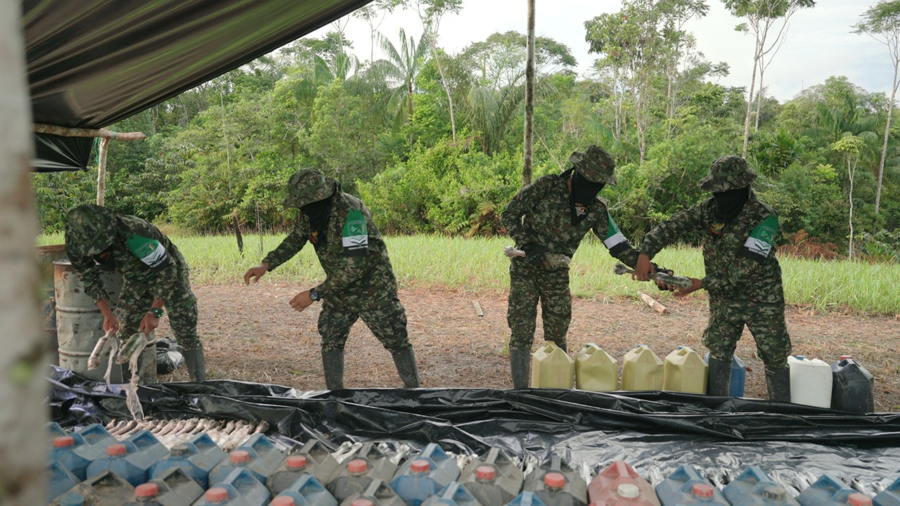 Combatientes de la Coordinadora Nacional Ejército Bolivariano (CNEB) dejan el material bélico para destruir. Foto: Presidencia.