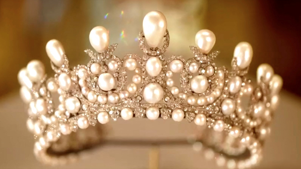 Tiara adornada con perlas que lució la emperatriz francesa Eugenia y fue robada del museo de Louvre | Crédito: Reuters