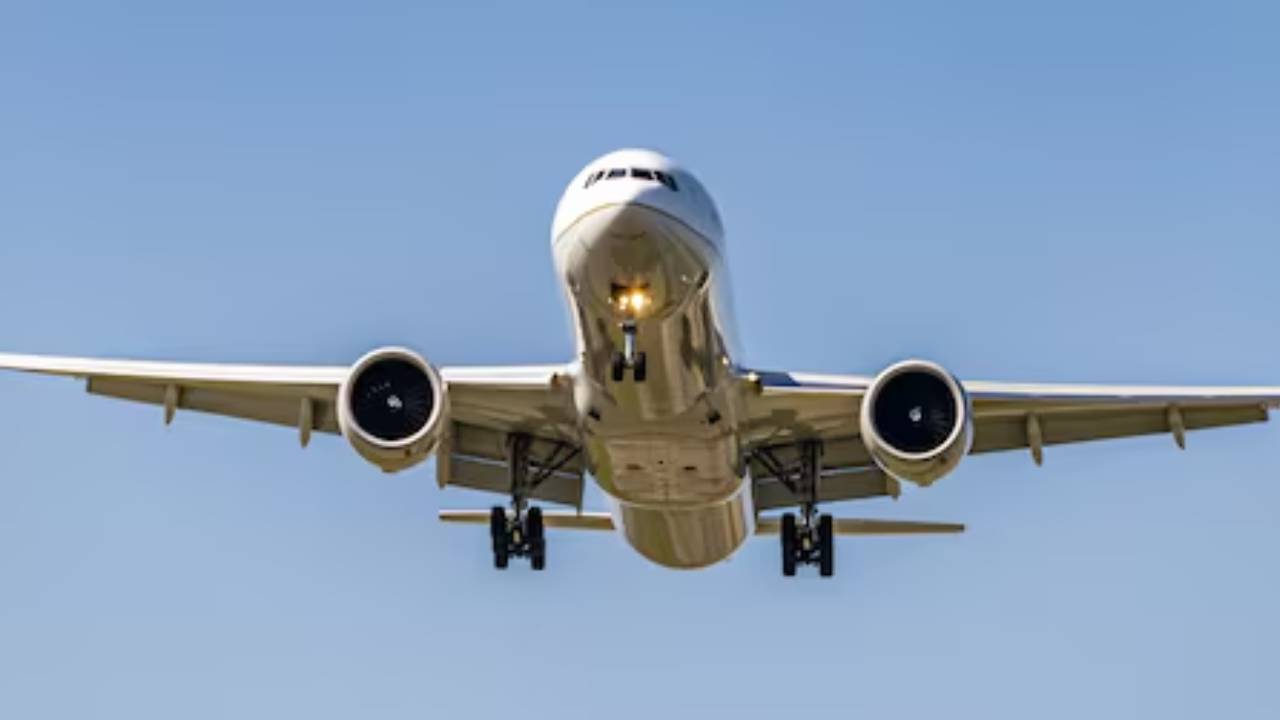 Avión en pleno vuelo. Crédito foto: Freepik