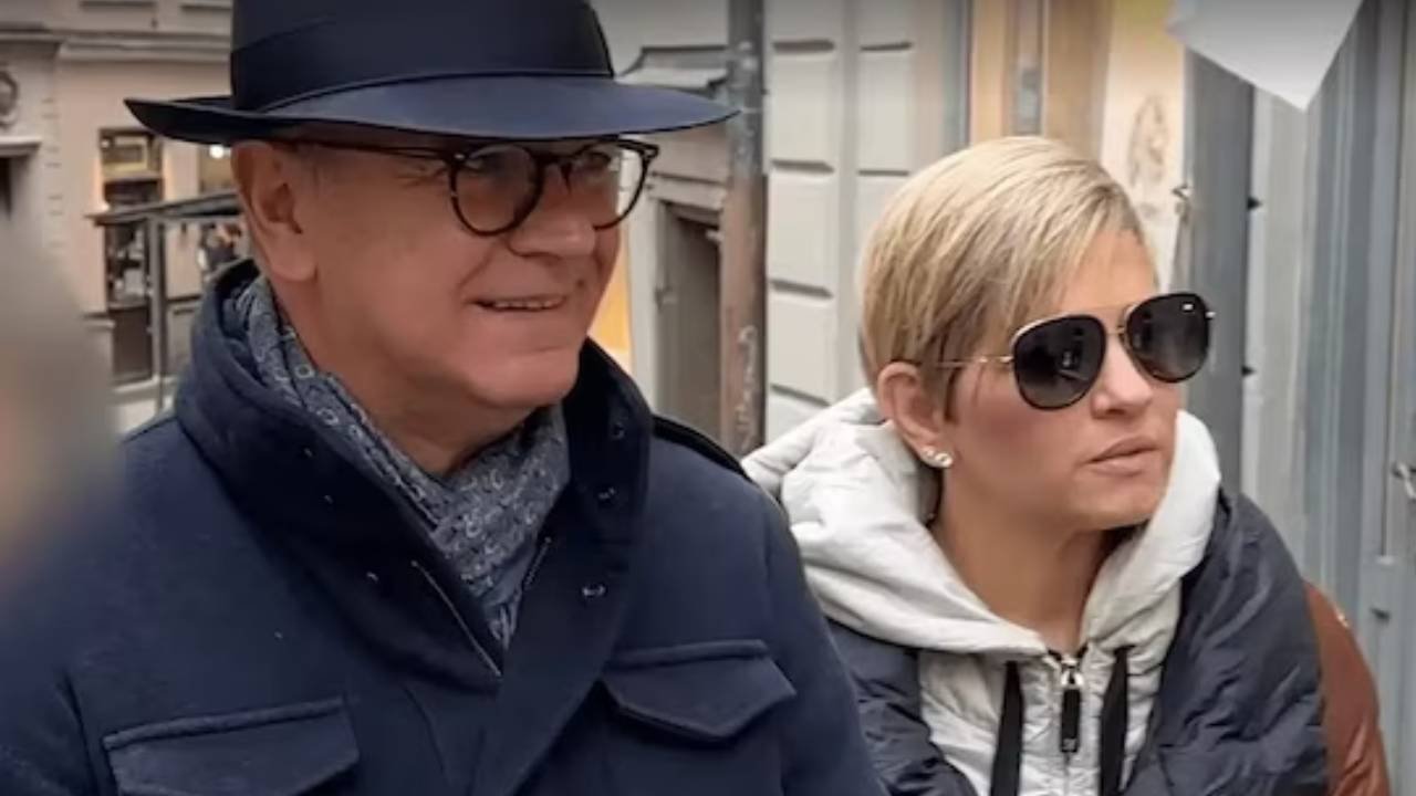 Verónica Alcocer y el empresario Manuel Grau caminan por una calle de Estocolmo mientras evitan responder preguntas de la prensa sueca sobre su permanencia en Europa. Crédito: Expressen.