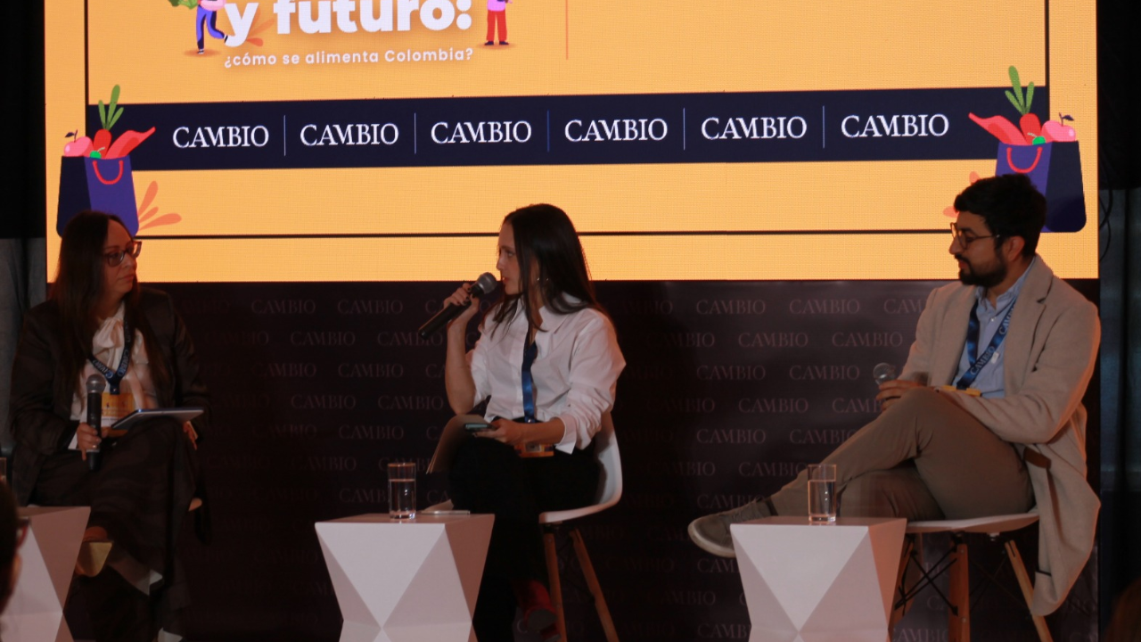 De izquierda a derecha: Beatriz Elena Sánchez, superintendente delegada para el control y verificación de reglamentos técnicos y metrología, Paula Bravo, editora general de CAMBO, Cristian David Murcia, profesor, nutricionista y dietista de la Universidad Nacional | Crédito: CAMBIO-Ana María Cañon