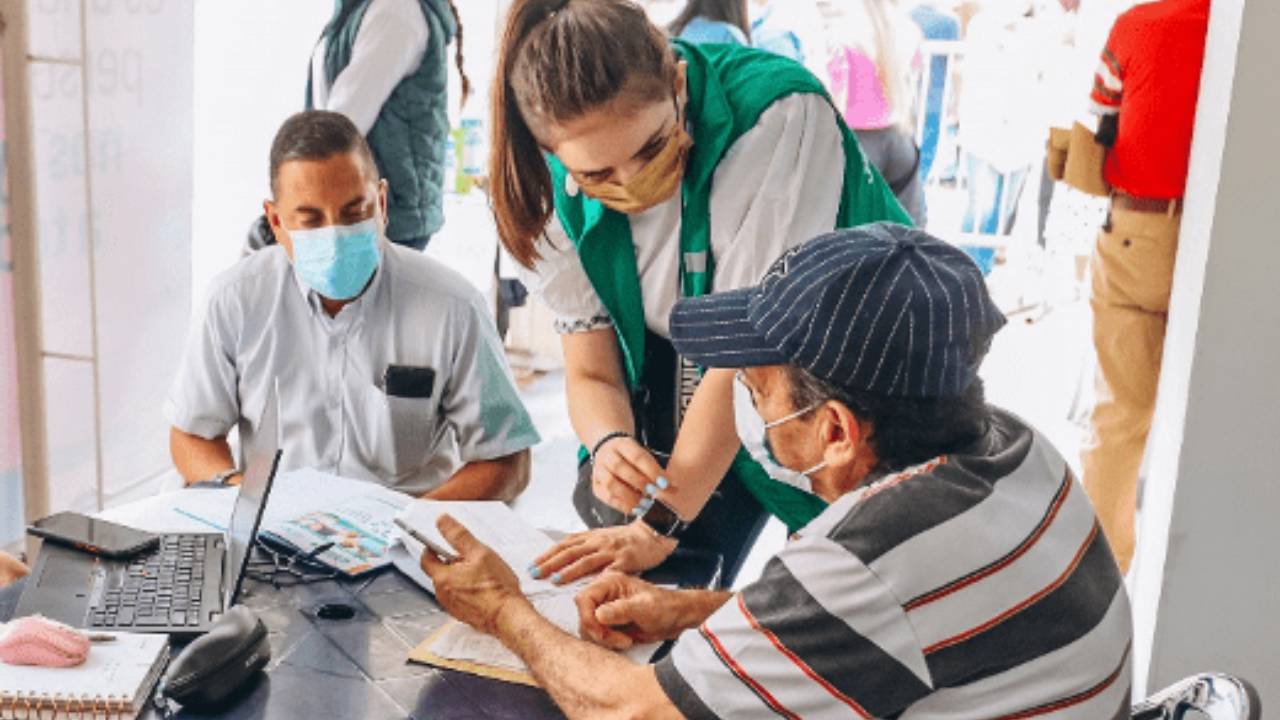 Funcionarios de salud orientan a un ciudadano en la gestión de servicios médicos y trámites de atención. Foto: Alcaldía de Villavicencio.