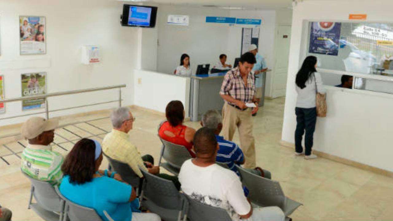 Adultos mayores esperan atención en un centro de salud. Crédito: Ministerio de Salud