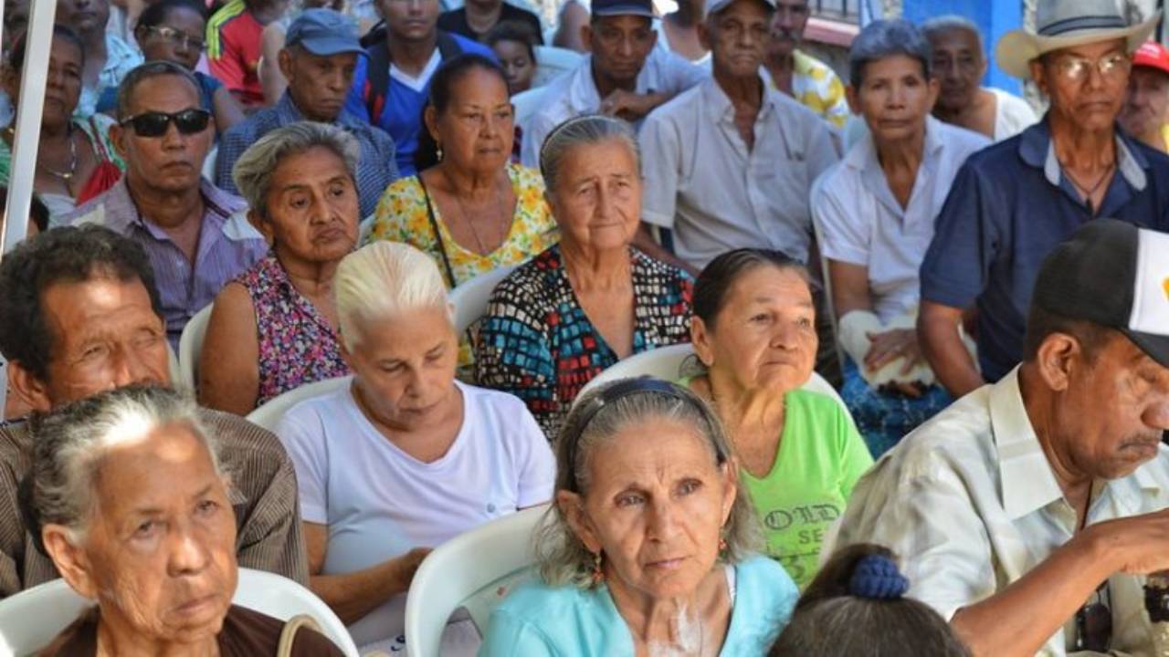 Adultos mayores participan en una jornada comunitaria. Crédito: Alcaldía de Santa Marta