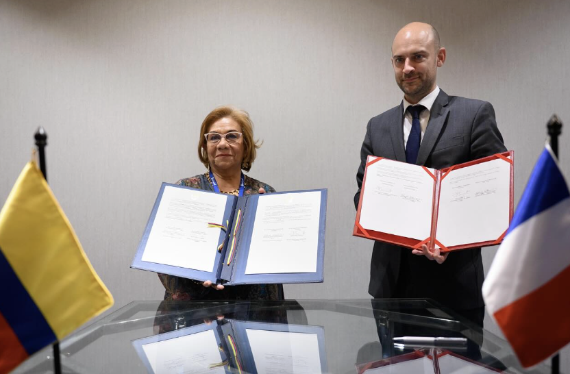 La Canciller Rosa Villavicencio se reunió con el ministro de Asuntos Exteriores de Francia, Jean-Noël Barrot, en Santa Marta, en el marco de la IV Cumbre CELAC–UE. Foto: Cancillería de Colombia