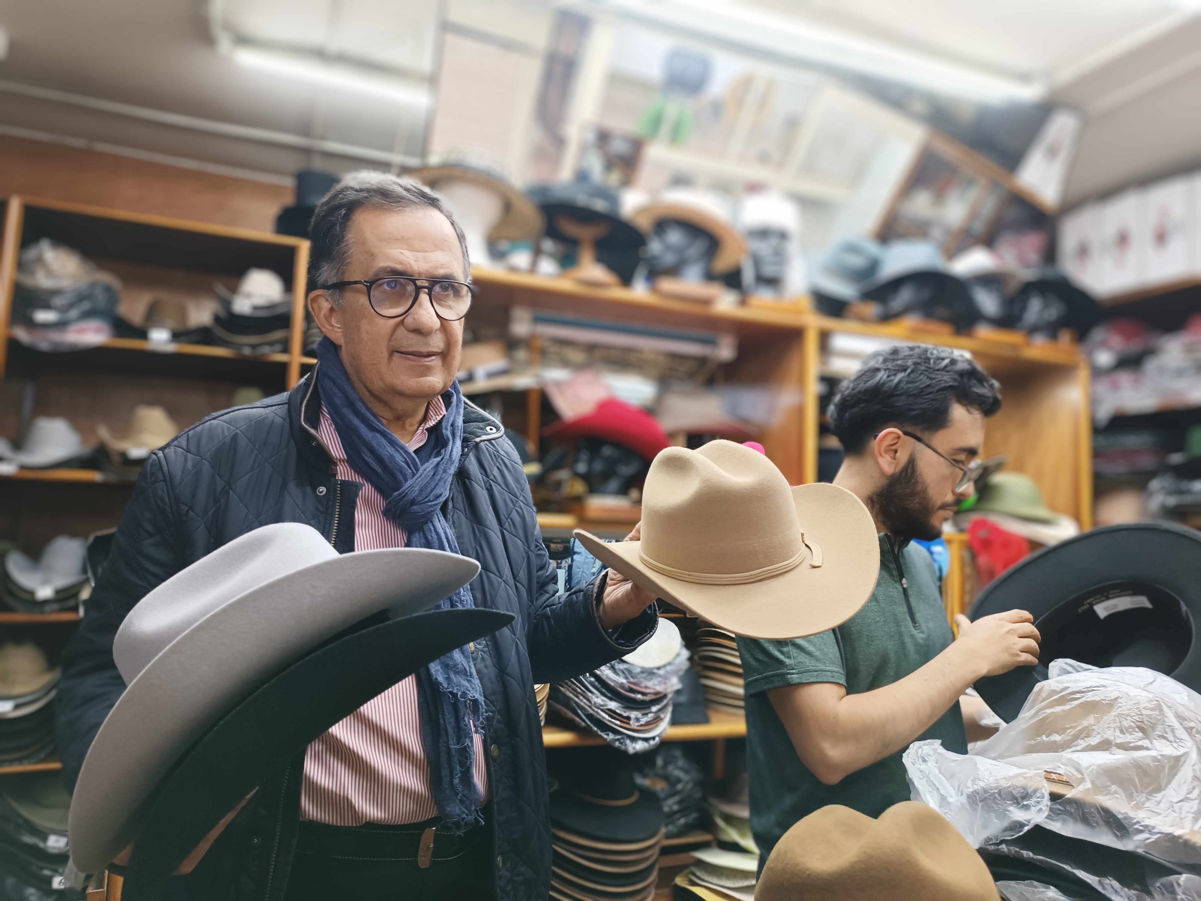 Hubo un tiempo en que las sombrererías bogotanas vendían por mayor y al detal. "Hoy es a cuenta gotas", sostiene Ernesto Ayarza Bermúdez.