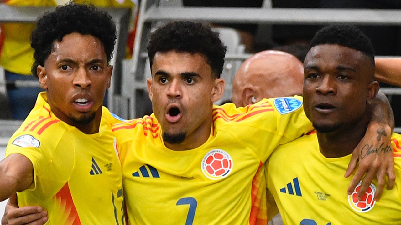 Johan Mojica, Jhon Córdoba y Luis Díaz, a pura pasión, con la Selección Colombia. Créditos: Colprensa.