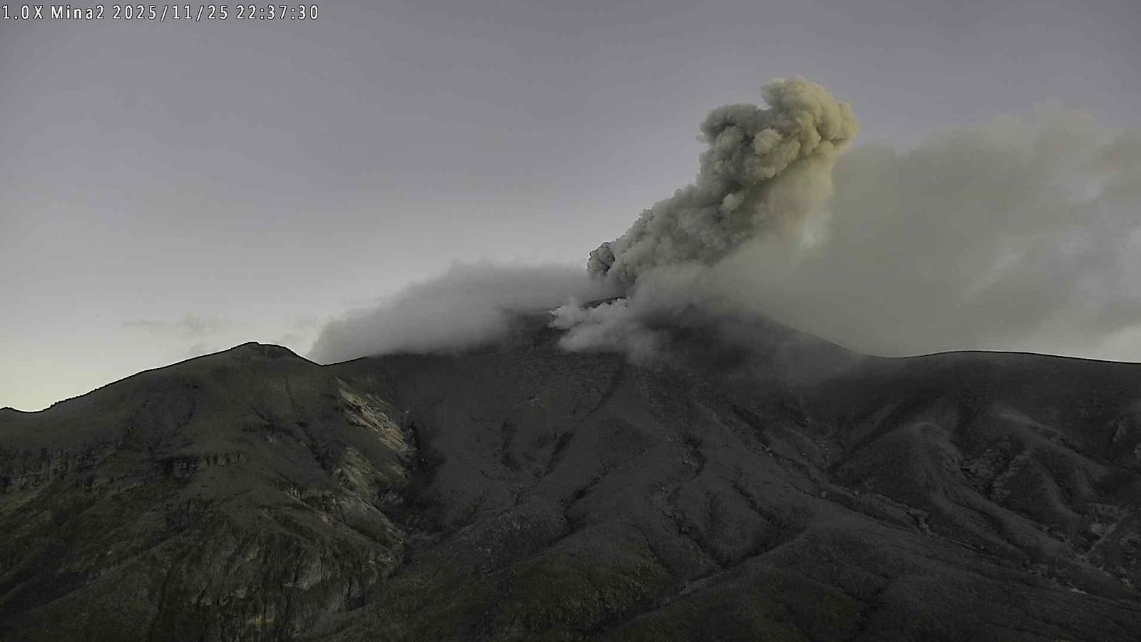 Emisión de ceniza del cráter del volcán Puracé en el Cauca.