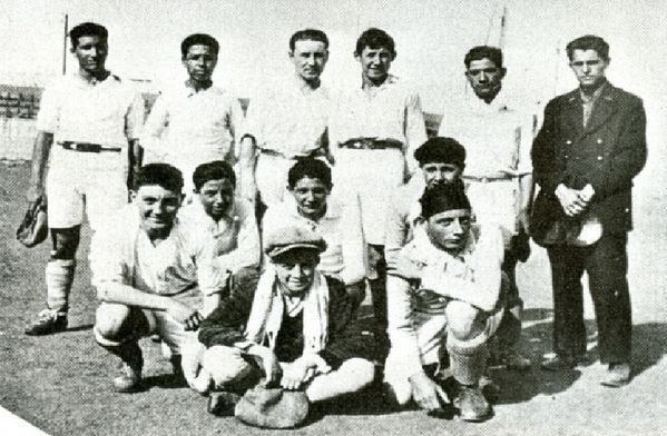 Camus, sentado al centro, fue el portero del Racing de Argel.