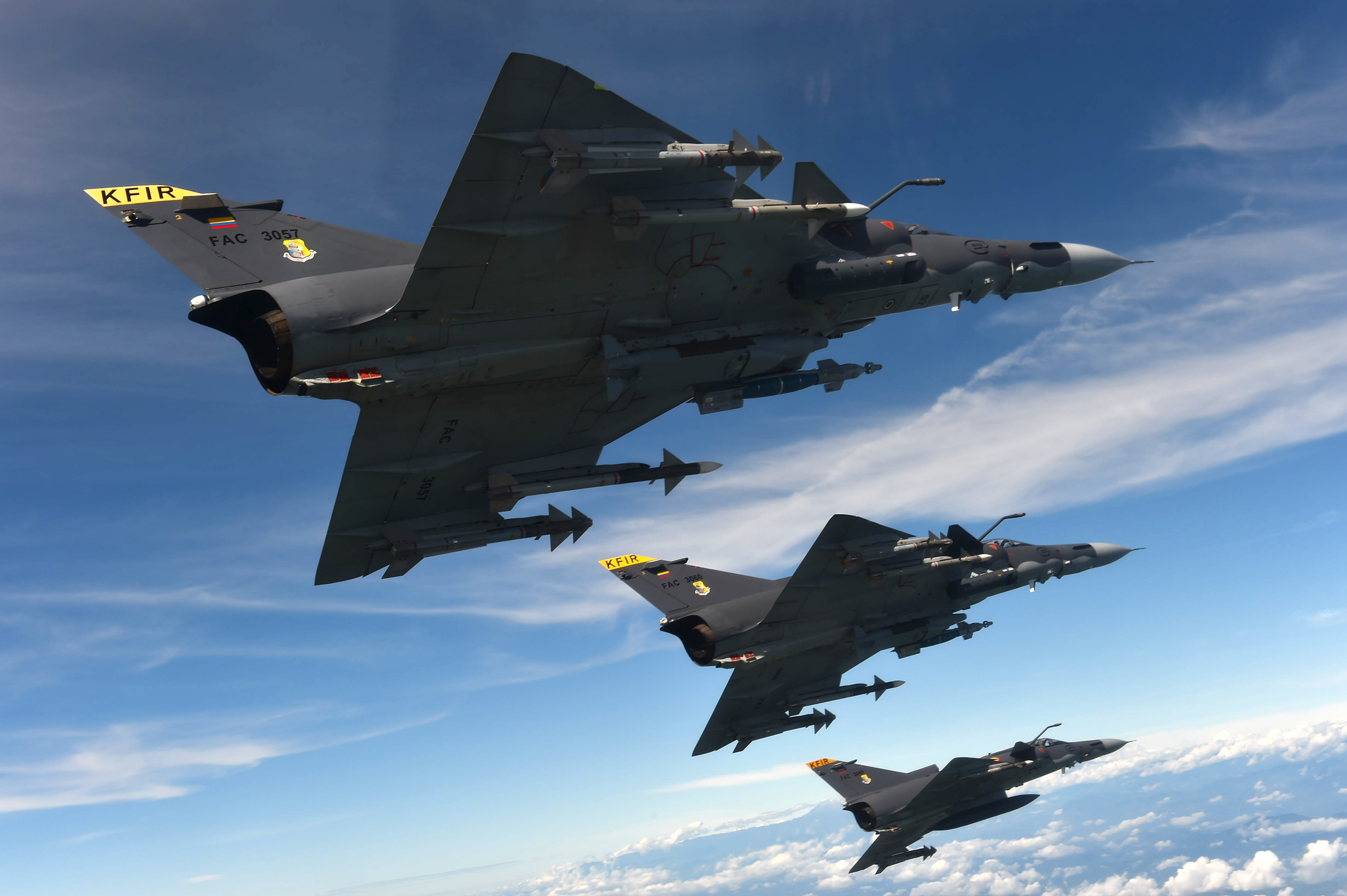 Las operaciones de bombardeo son autorizadas luego de un  estudio  de inteligencia para identificar afectaciones y  el respeto a la población civil.