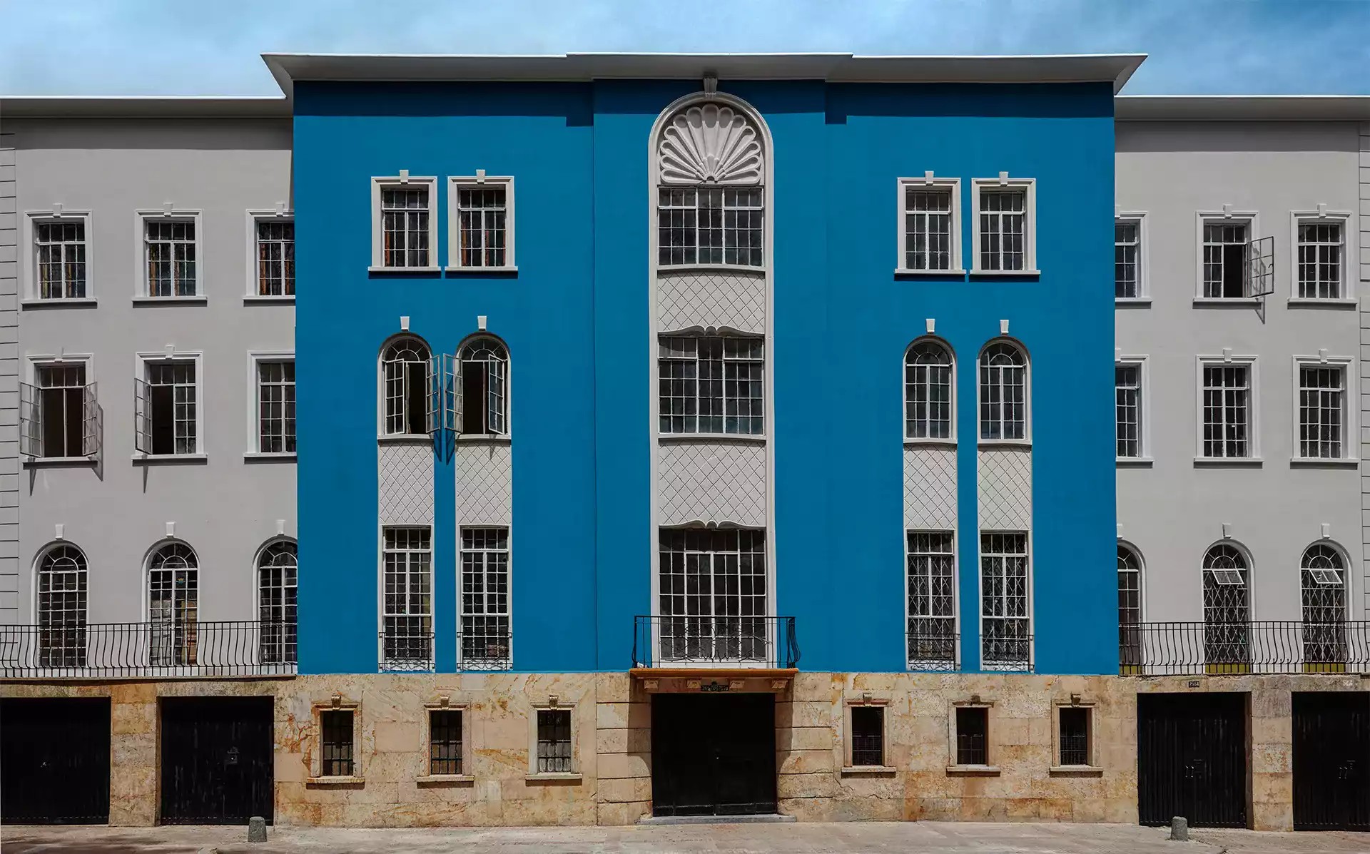 La Casa Azul, de fachadas tripartitas, patrimonio arquitectónico de Bogotá, en el sector del Bosque Izquierdo.
