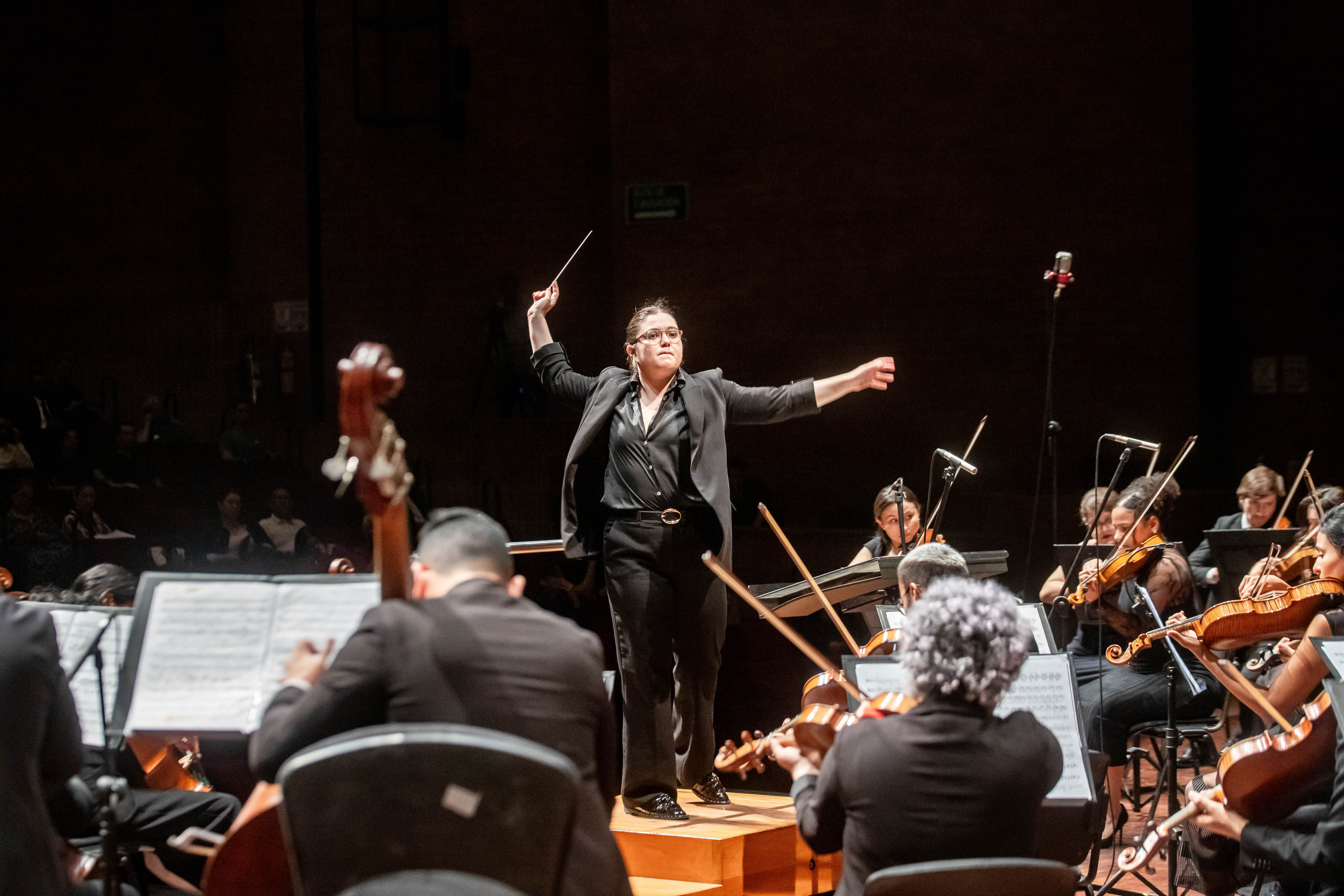 Ana María Patiño-Osorio dirige la Orquesta Filarmónica de Medellín.