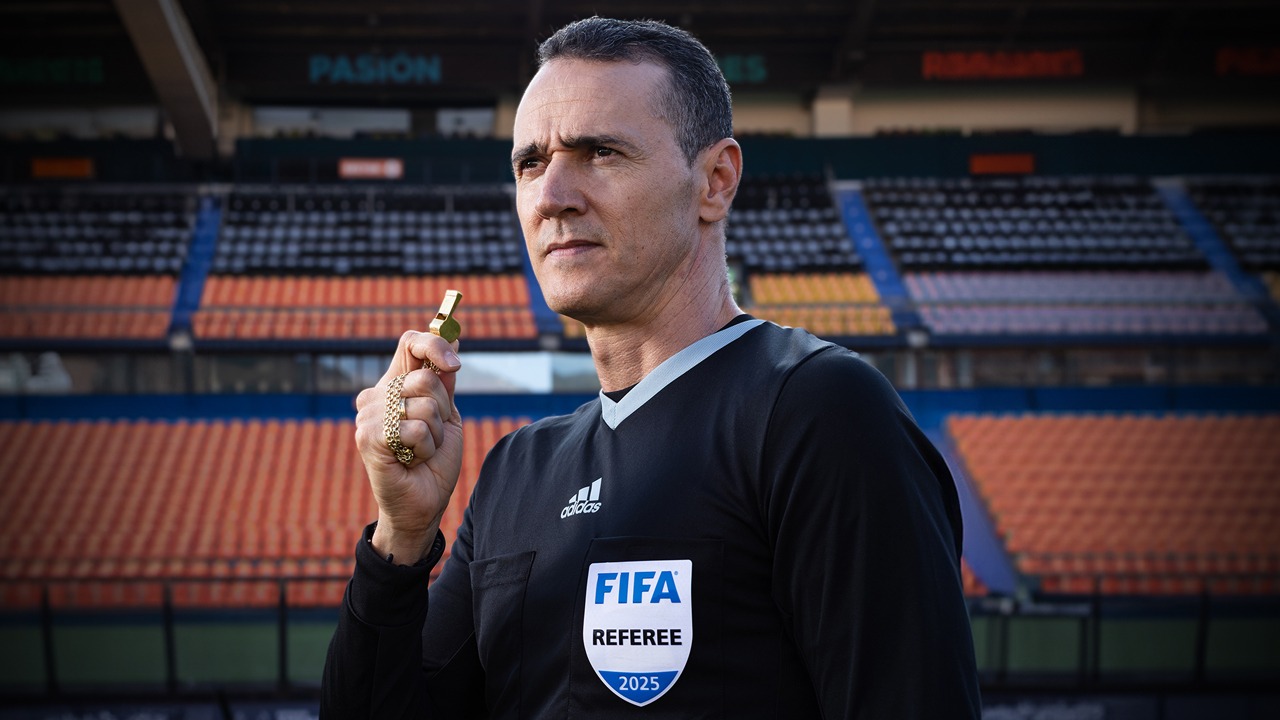 Wilmar Roldán, el árbitro más relevante en la historia de Colombia. Créditos: Julián Martínez y Esteban Lara/Colprensa externos.