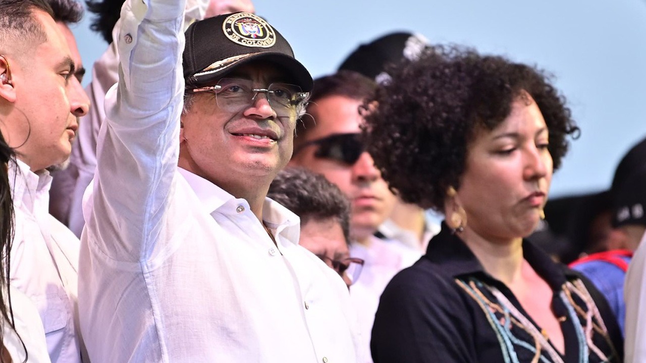El presidente Gustavo Petro y la senadora Isabel Cristina Zuleta durante el "tarimazo" en Medellín. Foto: Cristian Garavito / Presidencia
