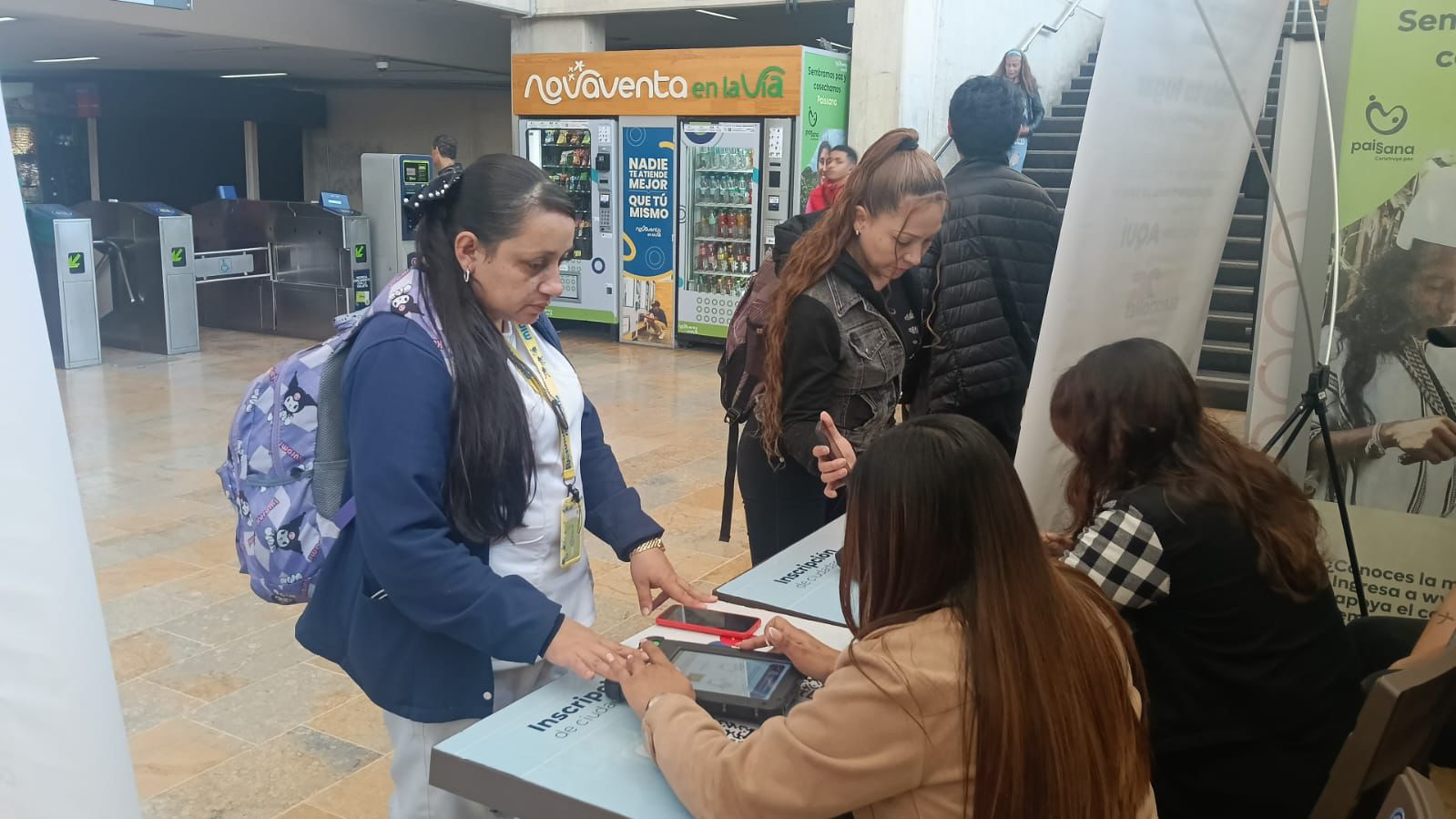 Con esta toma de TransMilenio, la Registraduría apuesta por una democracia que se mueve al ritmo de la gente y reconoce que el voto empieza mucho antes del día de elecciones.