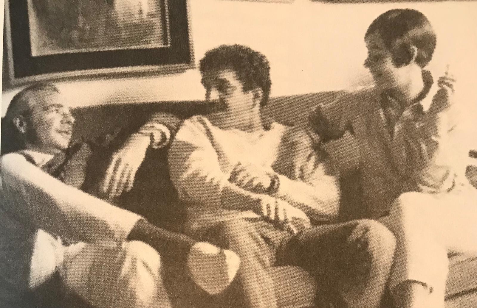 Gabo entre Jomi Garc&iacute;a Ascot y Mar&iacute;a Luisa El&iacute;o en M&eacute;xico DF hacia 1966. (Foto  tomada de Gabriel Garc&iacute;a M&aacute;rquez: vida, magia y obra de un escritor global)