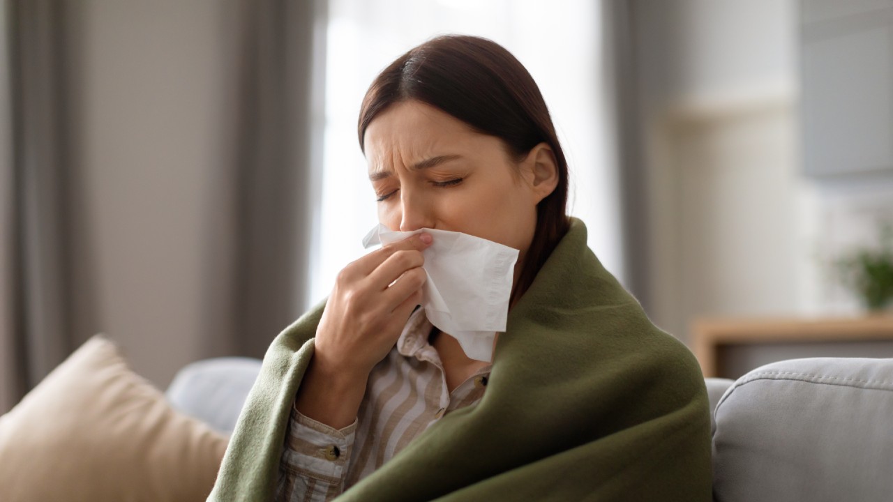 La influenza se contagia por gotas que se emiten al toser o estornudar. Créditos: Freepik