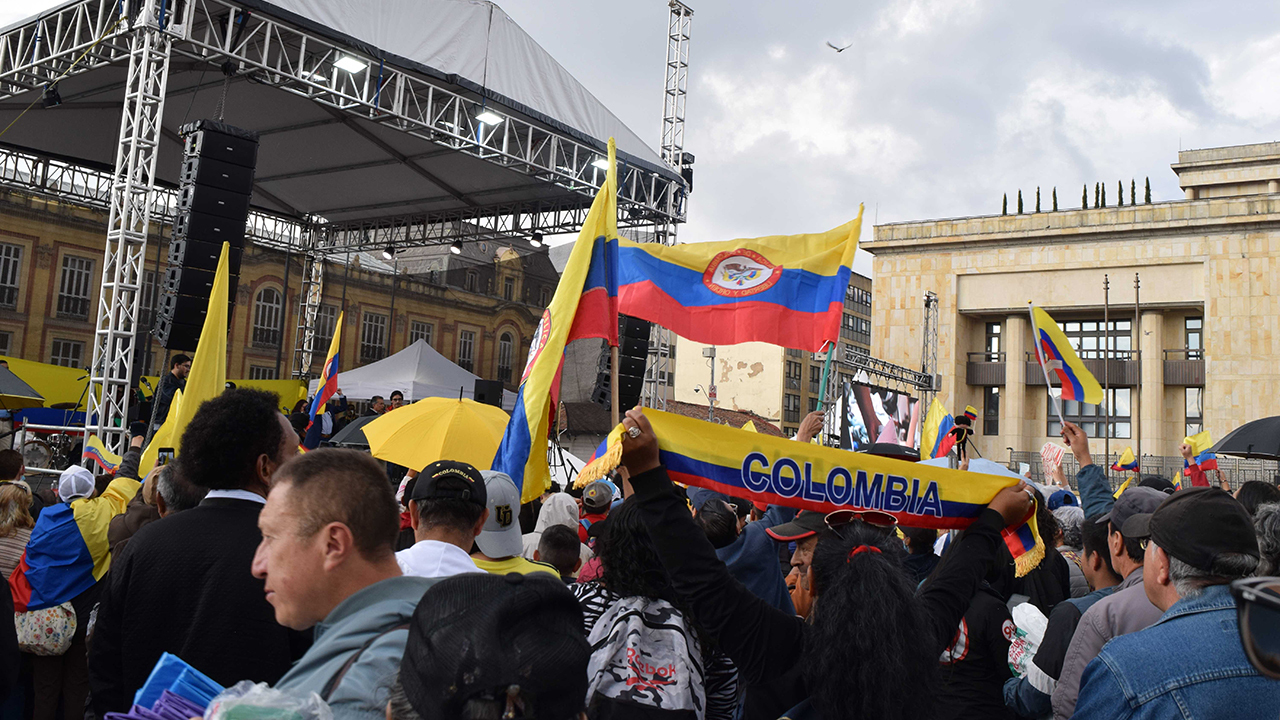 Personas con camisetas y banderas de Colombia en las manifestaciones convocadas por el presidente Gustavo Petro.