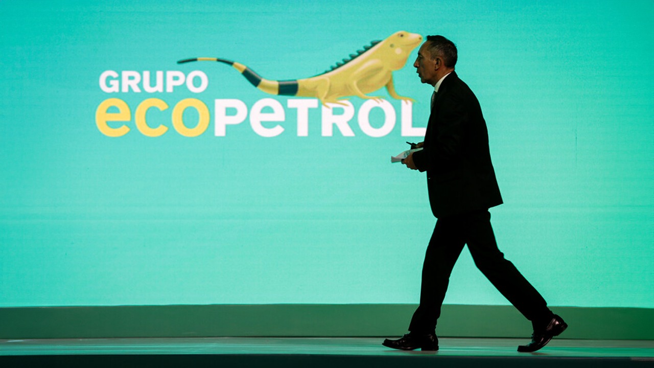 El presidente de Ecopetrol, Ricardo Roa, caminando en las oficinas de la petrolera estatal.