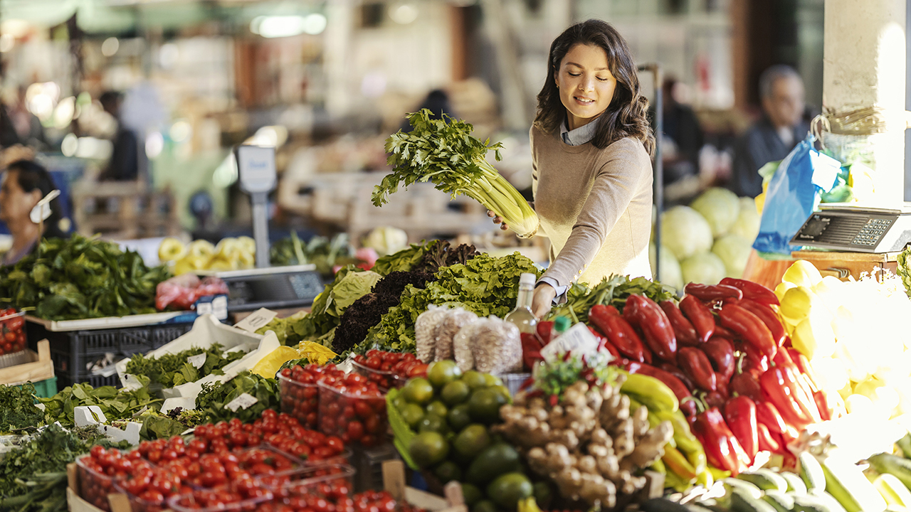 Los alimentos son una de las categorías que más pesan en los gastos de los hogares colombianos. Crédito imagen: Freepik.