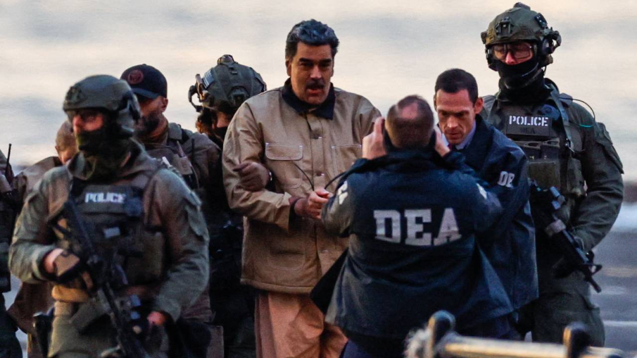 Momento en el que Nicolás Maduro es escoltado por varios agentes armados y oficiales de seguridad. Crédito: Reuters.