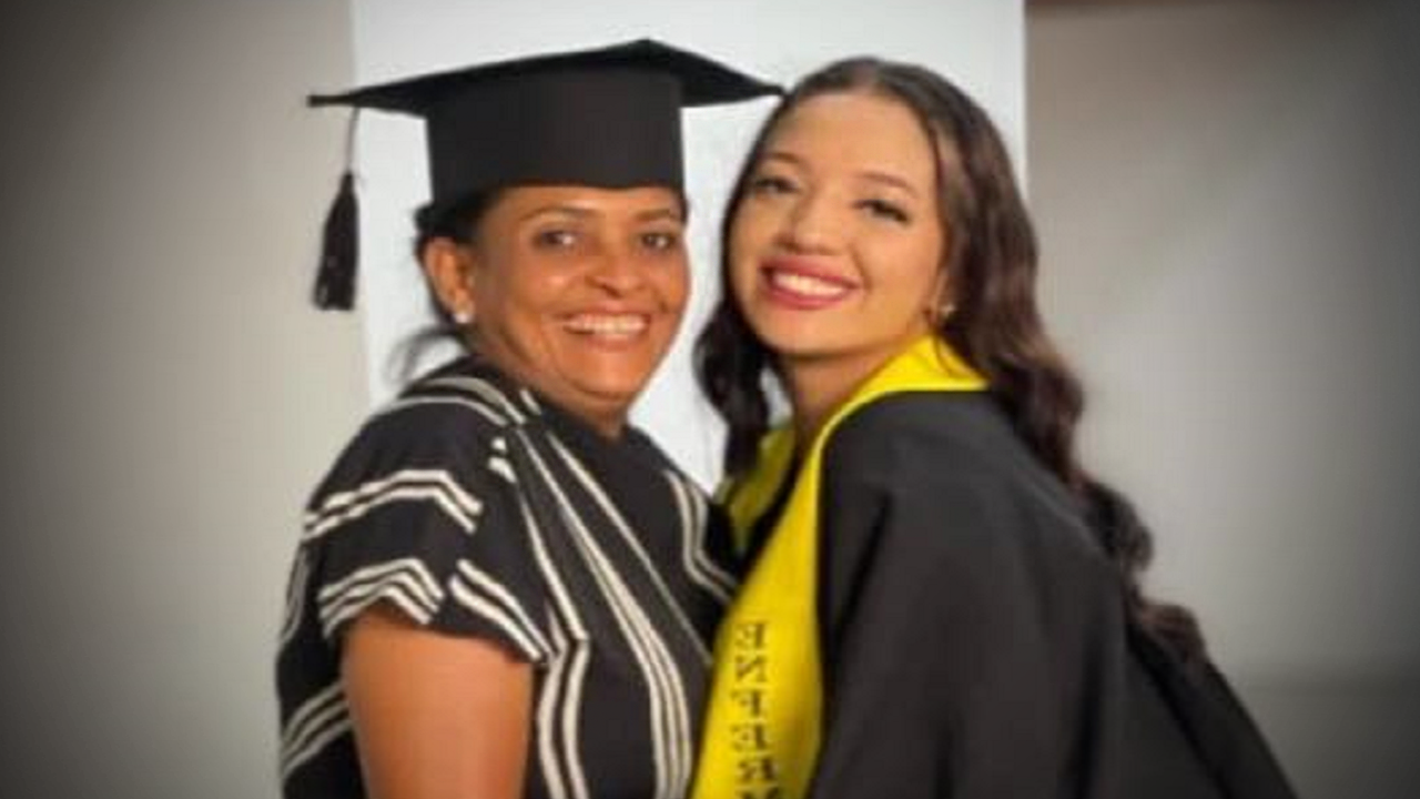 Yohana FRodríguez Sierra (izquierda) y su hija Ana Corina. Foto Tomada de Redes Sociales.