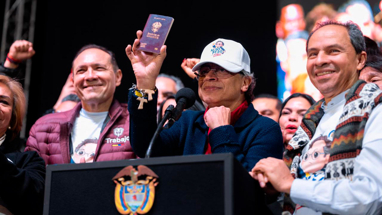 Nuevo pasaporte colombiano. Créditos: Juan Diego Cano - Presidencia