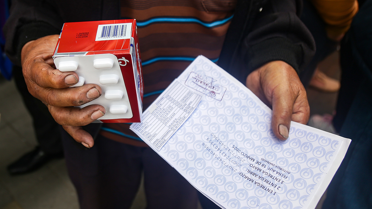 Personas reclamando sus medicamentos.