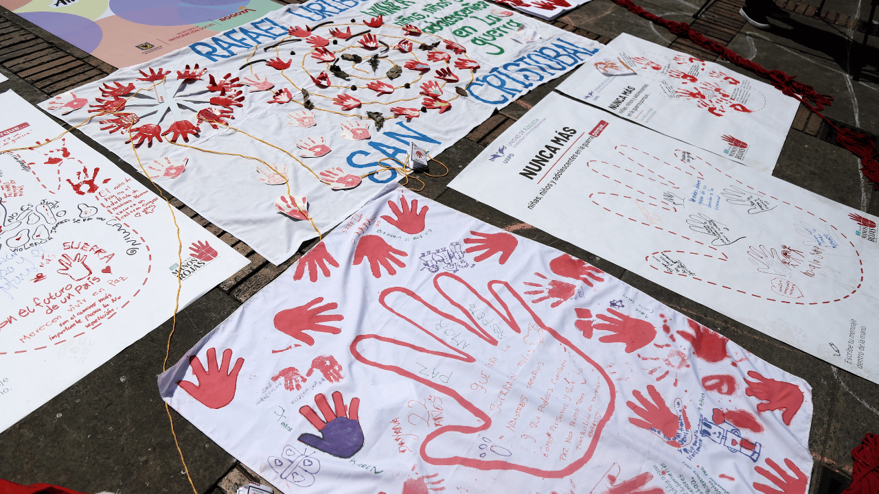 El 12 de febrero de cada año se conmemora el Día de las Manos Rojas en contra del reclutamiento y la utilización de niños, niñas y adolescentes en el conflicto armado.