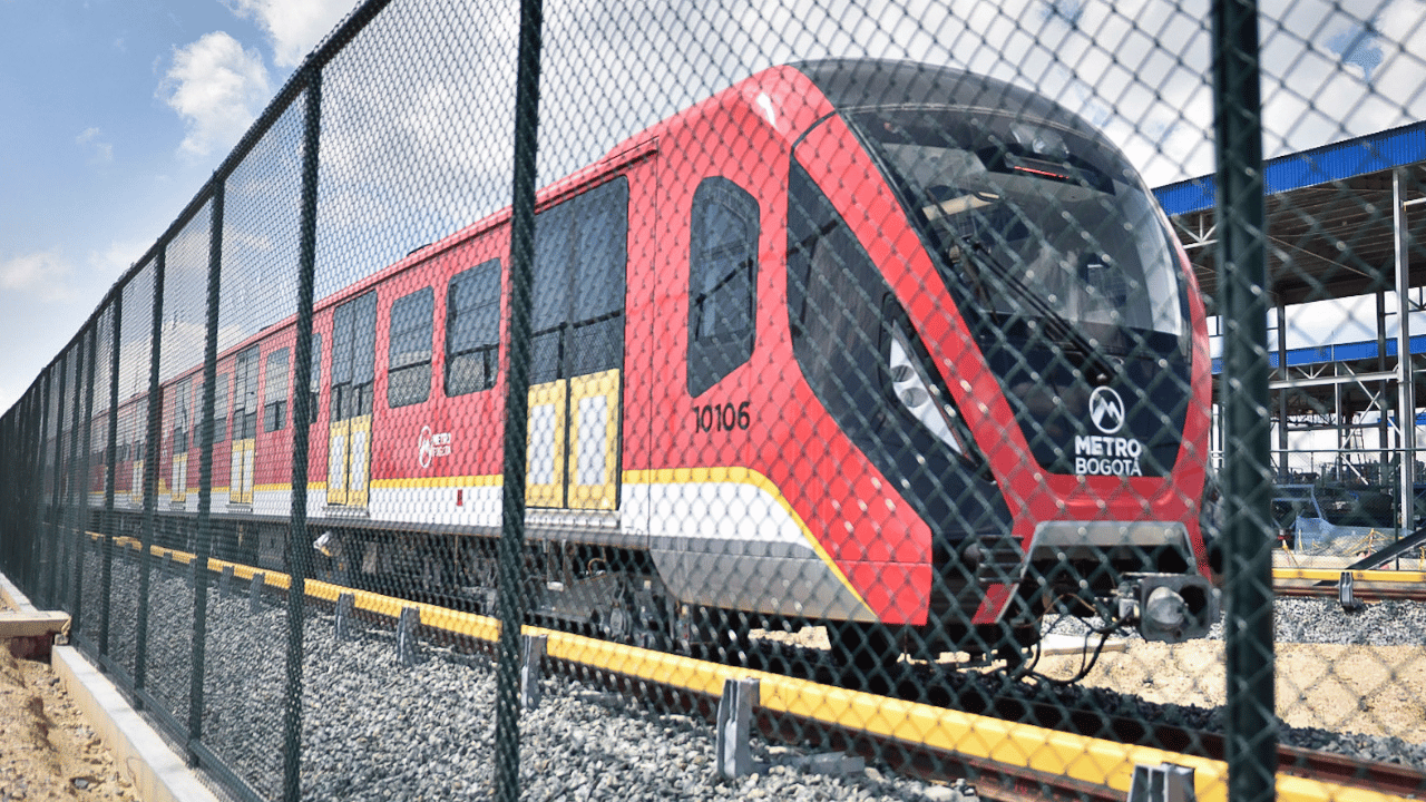 Vagón de la primera línea del metro de Bogotá en las pruebas en el patio taller.