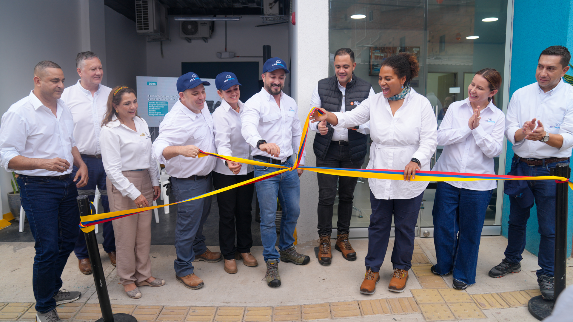 Elizabeth Williams, embajadora de Canadá en Colombia, inauguró en el municipio de Segovia (Antioquia), el Centro de Salud Galán, una obra respaldada por la compañía Aris Mining.