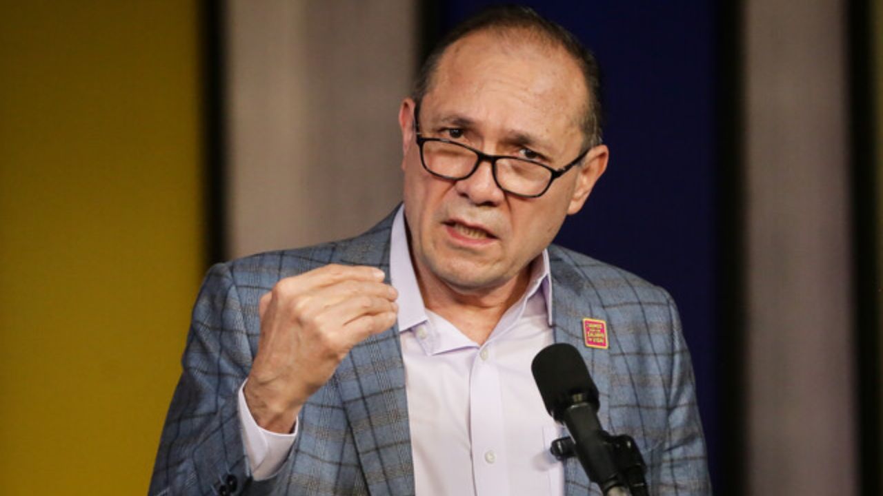 El ministro de Hacienda, Antonio Sanguino, sostuvo que será el presidente el que definirá finalmente si se mantiene o incluso aumenta el salario mínimo | Crédito: Colprensa