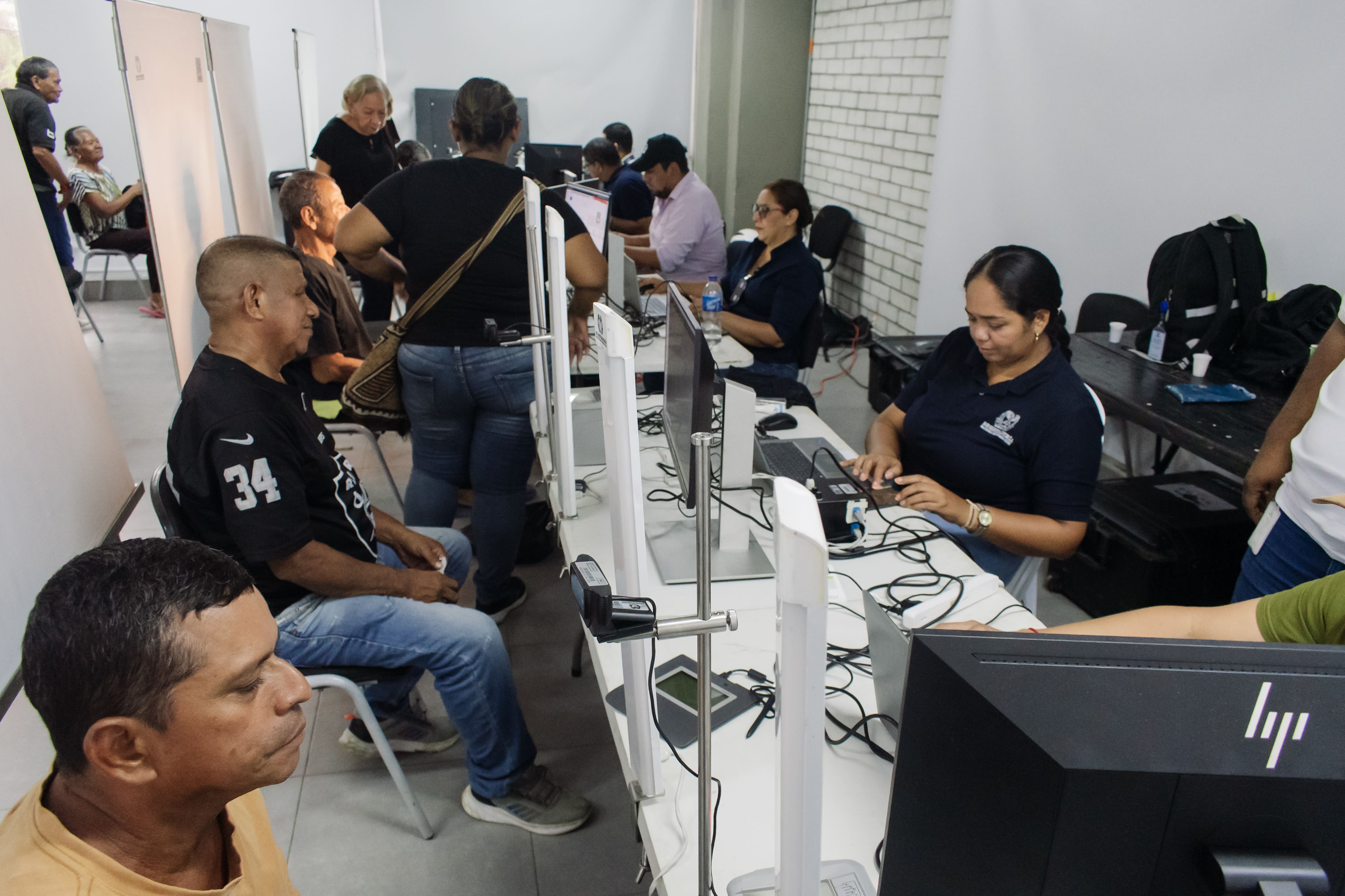 Cada funcionario de la Registraduría atiende en promedio a 100 personas por día. Este jornada se desarrolló en el Coliseo Miguel ‘Happy’ Lora, en Montería. Foto: Mario Burgos.