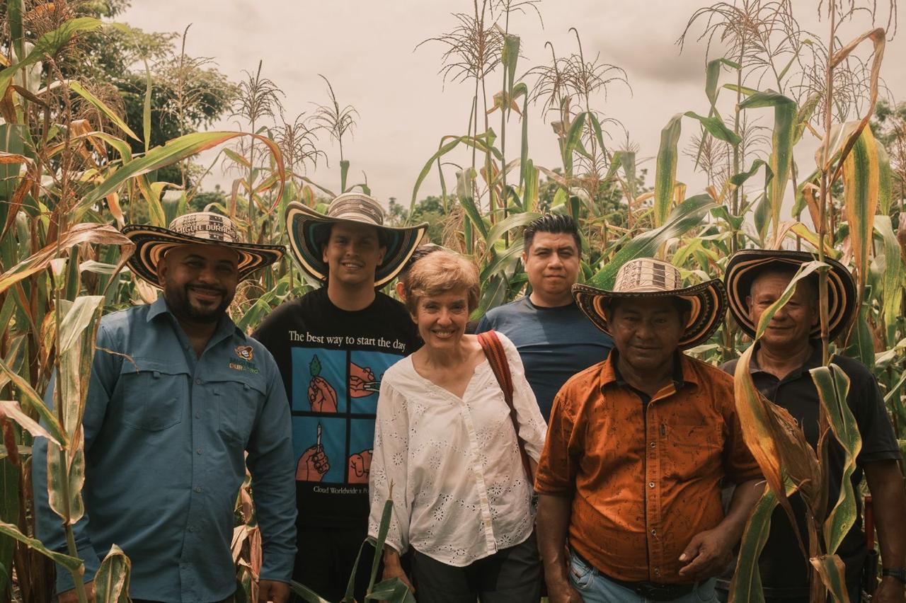 En la foto, Santiago Moctezuma (segundo a la izquierda) y Natalia Carreño, a su lado, junto con cultivadores de maíz nativo colombiano