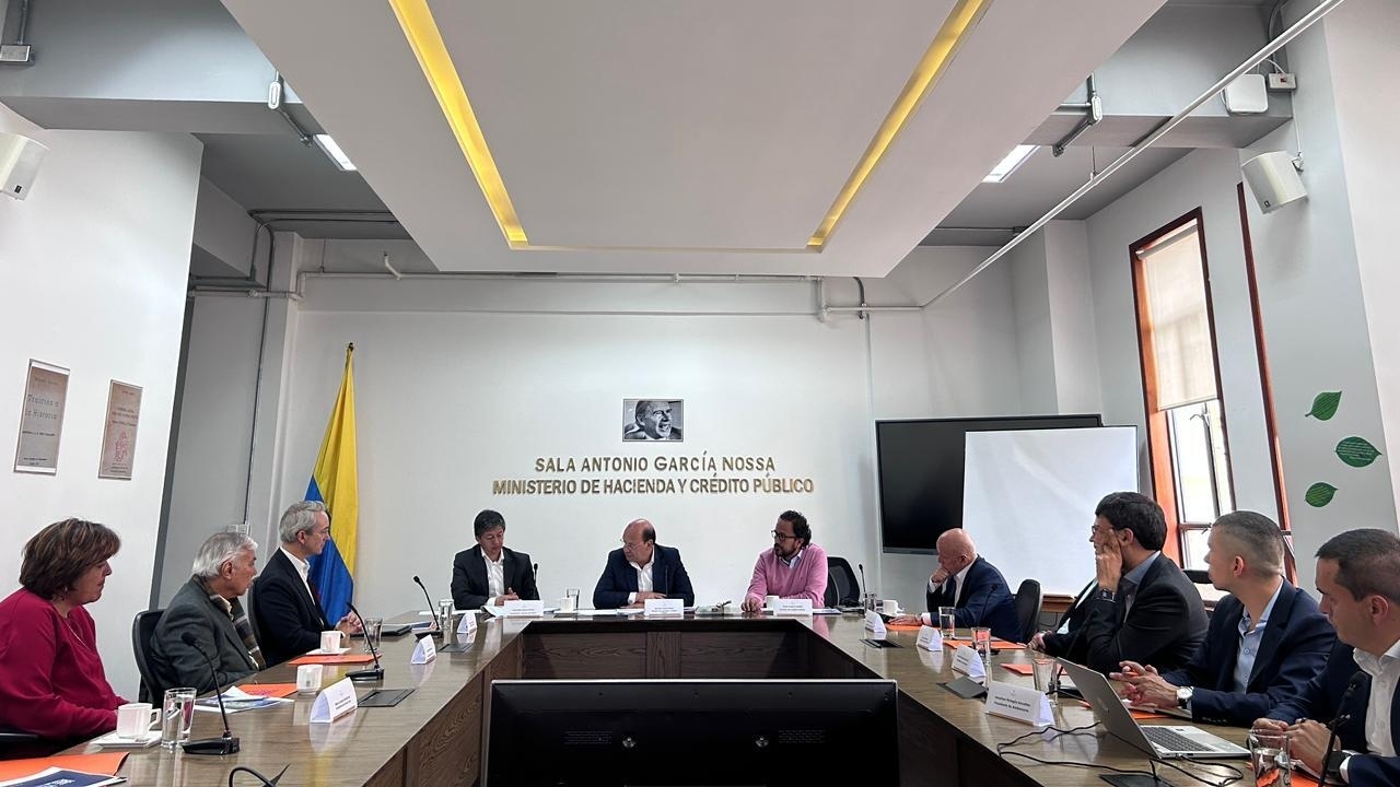 El ministro de Hacienda se reunió con los principales banqueros del país. Crédito imagen: Minhacienda.