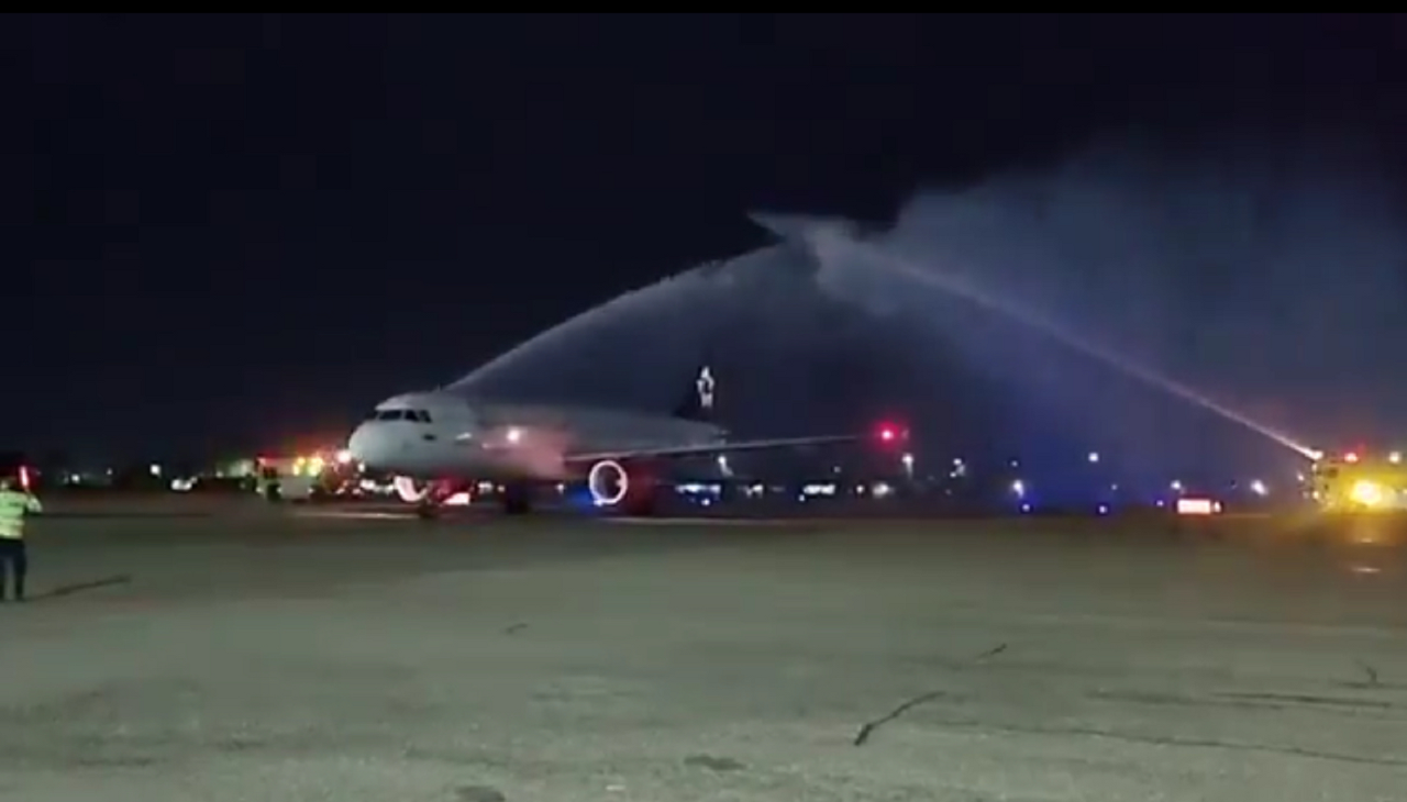 Imagen del aterrizaje del primero vuelo nocturno en Riohacha. Foto Aeropuertos de Oriente.