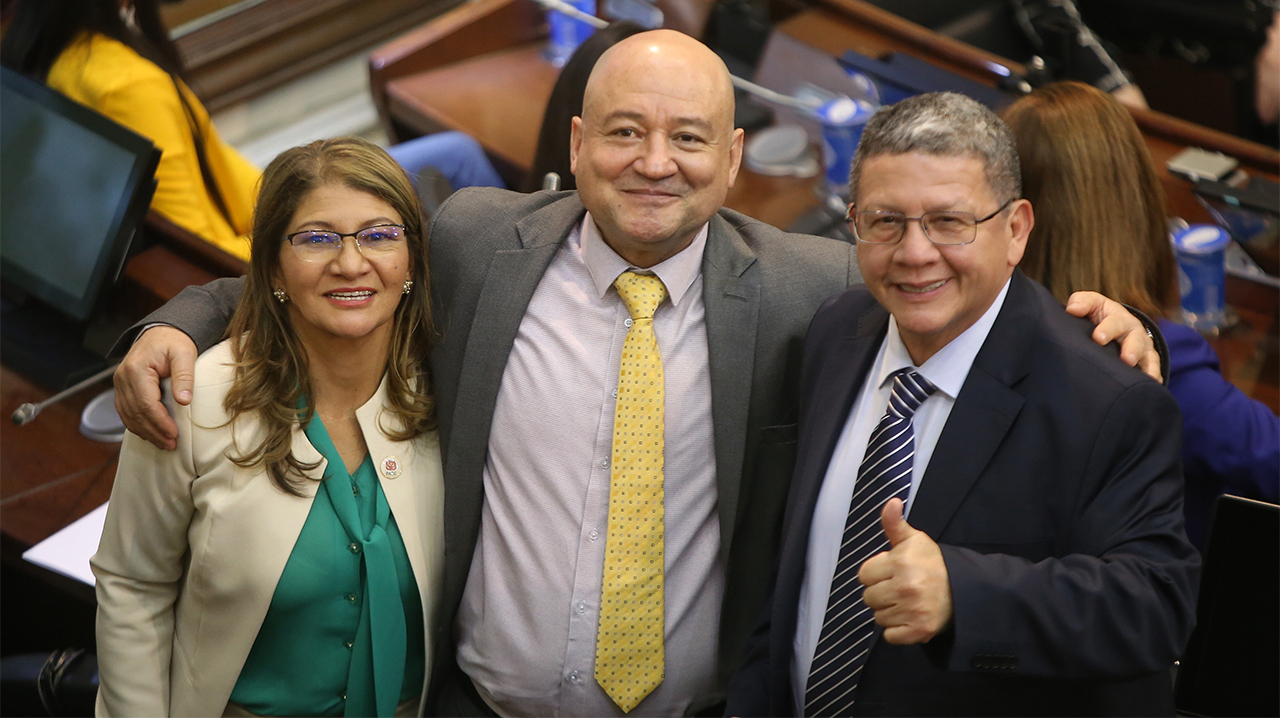 Los senadores de Comunes Sandra Ram&iacute;rez, Juli&aacute;n Gallo y Pablo Catatumbo, culminan su segundo periodo en julio de 2026.

Cr&eacute;dito: Colprensa.